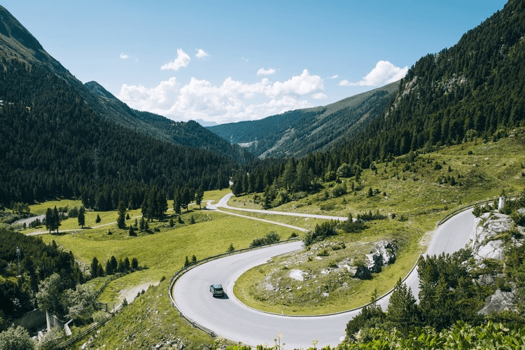 15 Easy Tips For Driving In Mountains And Hills [2023 Guide]